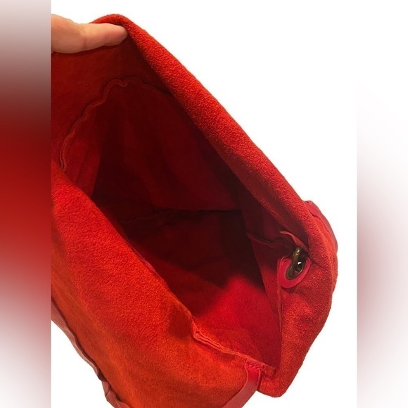 Red Leather Slouchy Shoulder Bag Purse w/Flap Closure Brass Hardware Vintage - Picture 8 of 14